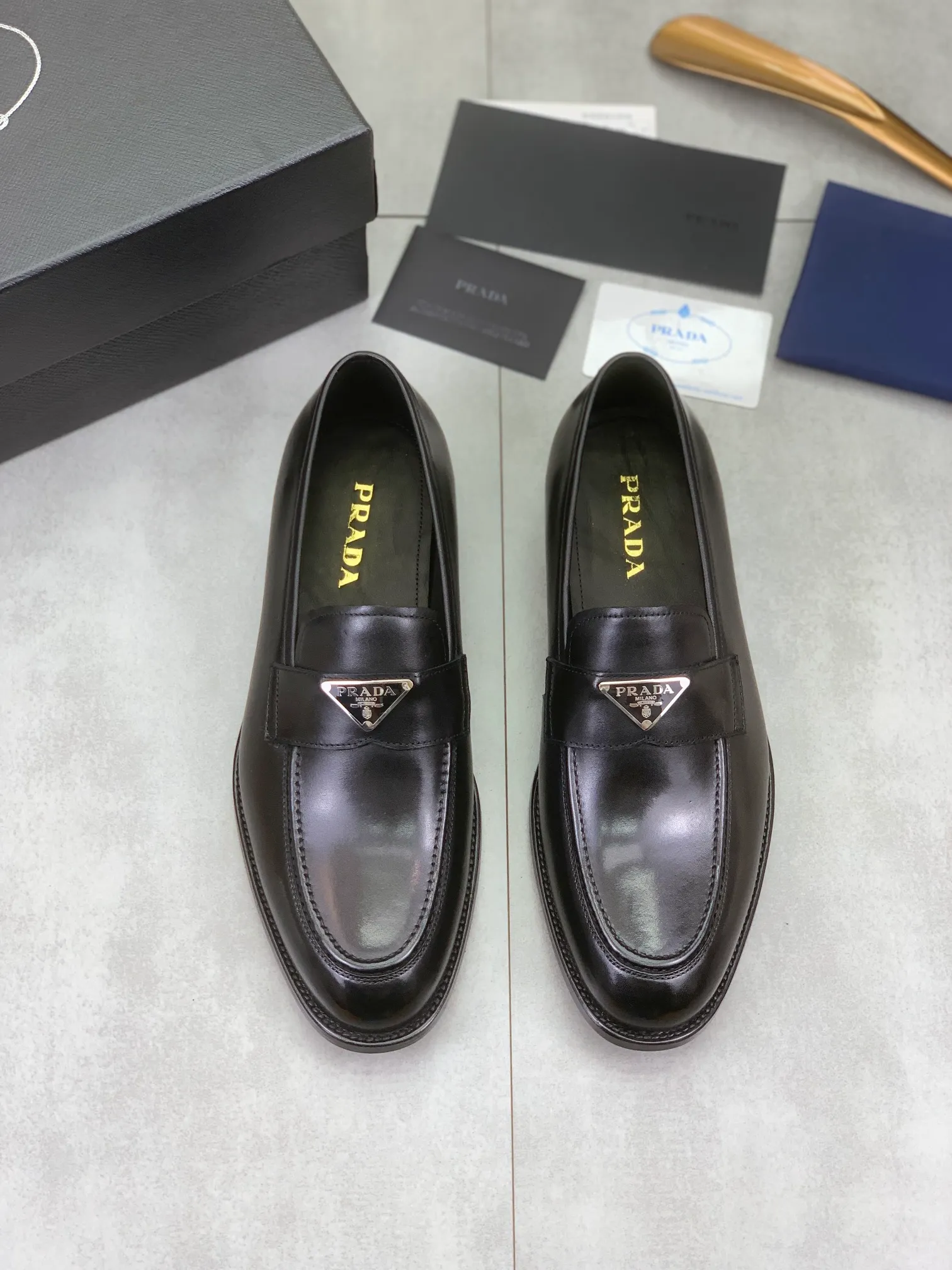 Factory price P920 💰 (high-grade genuine leather outsole) original quality, top version 🔱 ＰＲＡＤＡPrada. Men's business casual leather shoes, top quality leather shoes. 1:1 shipment⬆️Luxurious and noble👞All imported original brand fabrics, just to create a more comfortable wearing experience. Upper: Original comfortable selected calfskin➕Top imported water-dyed full cow lining, original lightweight and comfortable high-end genuine leather outsole✔️Number: 39-44 (38.45.46 can be customized)